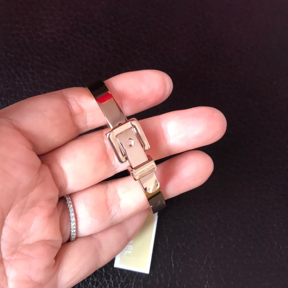 MICHAEL KORS BOXED ROSE GOLD BELT BANGLE BRACELET. - Picture 4 of 8